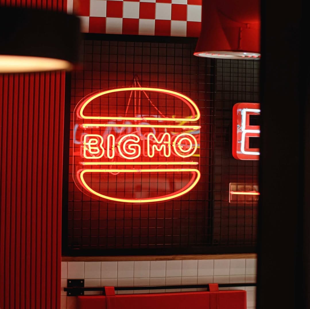 BIG MO neon logo
